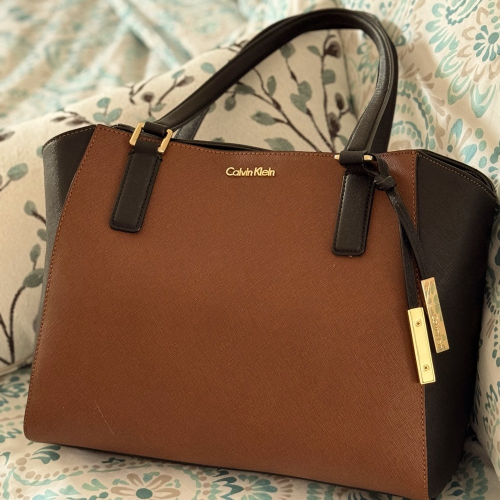 Calvin Klein - Structured lg tote.  Beautiful condition. Pretty color!